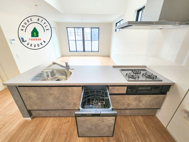 福岡市東区千早1丁目第2-2棟(1号棟)の内観：施工例|ご家族を近くに感じられる対面キッチンのLDK。会話もはずみそうですね。