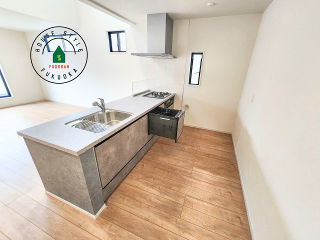 福岡市東区千早1丁目第2-2棟(1号棟)の内観：施工例|ダイニングテーブルへの配膳がラクラク、お料理はかどるカウンター付きシステムキッチン！