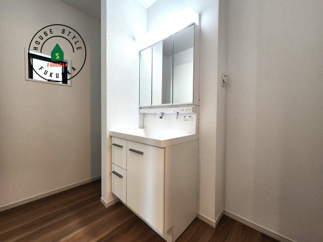 福岡市西区愛宕浜第1-3棟（2号棟）　の内観：施工例|毎日使うものだから清潔な空間を保ちたい水回り。洗面にはそんな願いを解消させてくれる収納アイデアが満載です。三面鏡の裏側にはキャビネットが現れ小物から背の高い物まで収納できます。