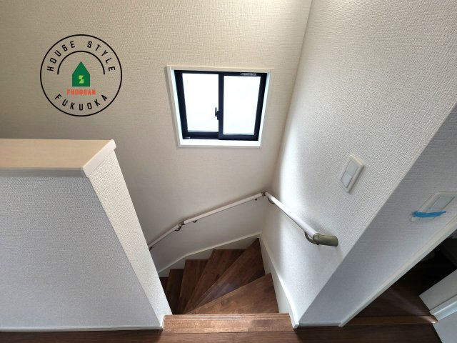 福岡市西区愛宕浜第1-3棟（2号棟）　の内観：施工例|＜手すり付階段＞手すりがないと階段の昇り降りで危険なことはもちろん、壁に手をつきながら歩くことで壁紙が汚れやすくなります。すべての方に快適に昇り降りしていただくため、手すりを設置しました。