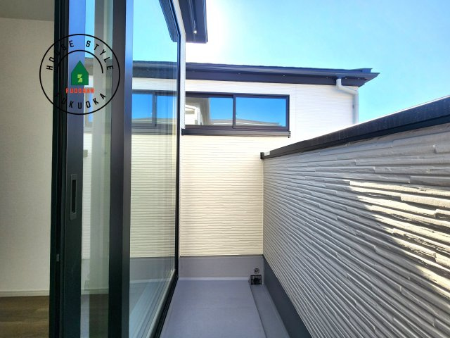 福岡市西区愛宕浜第1-3棟（2号棟）　のバルコニー|風をしっかりと感じられるバルコニーでは、毎日が洗濯日和です。広々としているので洗濯も楽しくなるでしょうし、気分転換にバルコニーからの眺めを楽しむのもいいでしょう。