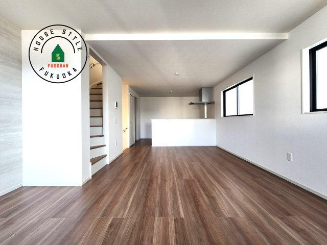 福岡市西区愛宕浜第1-3棟（2号棟）　の居間・リビング|キッチンからリビングをしっかり確認できます。家族の笑顔があふれる空間になりそうですね。