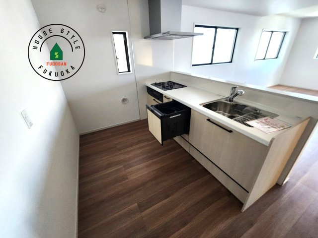 福岡市西区愛宕浜第1-3棟（2号棟）　の内観：施工例|ダイニングテーブルへの配膳がラクラク、お料理はかどるカウンター付きシステムキッチン！