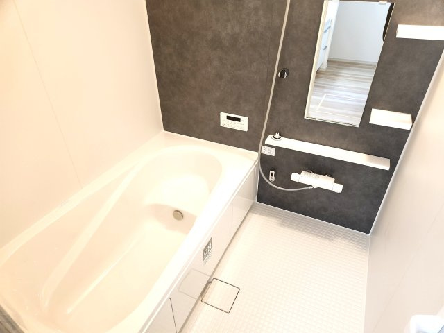 福岡市西区愛宕浜第1-3棟（1号棟）　の浴室|1日の疲れを癒してくれる広々バスルーム。雨の日のお洗濯にも大活躍な浴室乾燥機付です！