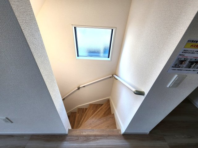 福岡市西区愛宕浜第1-3棟（1号棟）　の内装|＜手すり付階段＞手すりがないと階段の昇り降りで危険なことはもちろん、壁に手をつきながら歩くことで壁紙が汚れやすくなります。すべての方に快適に昇り降りしていただくため、手すりを設置しました。