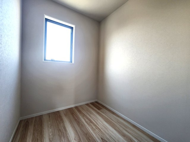 福岡市西区愛宕浜第1-3棟（1号棟）　の収納|洋服や大きな荷物が多い方や人数の多いご家族などは、一般的なクローゼットよりもウォークインクローゼットのほうが使い勝手が良いです。