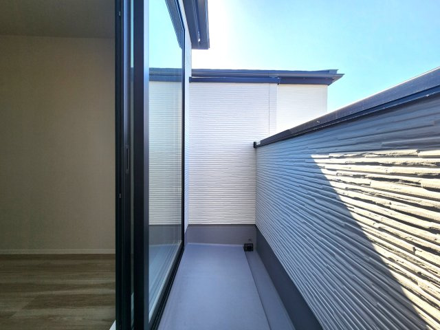 福岡市西区愛宕浜第1-3棟（1号棟）　のバルコニー|風をしっかりと感じられるバルコニーでは、毎日が洗濯日和です。広々としているので洗濯も楽しくなるでしょうし、気分転換にバルコニーからの眺めを楽しむのもいいでしょう。