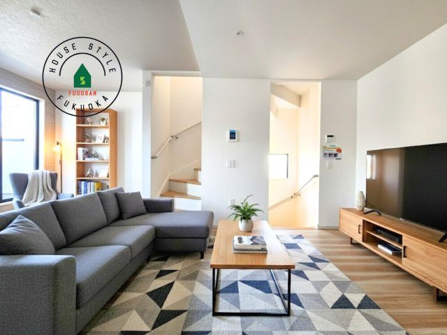 福岡市西区愛宕浜第1-3棟（1号棟）　の居間・リビング|明るく開放的なリビングダイニングは豊かな陽光が注ぎ込み、やすらぎの空間を演出してくれます。ご家族で楽しいひとときをお過ごし下さい。※家具はCGを合成したものです。