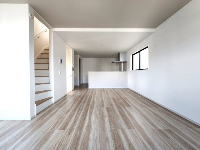 福岡市西区愛宕浜第1-3棟（1号棟）　の居間・リビング|キッチンからリビングをしっかり確認できます。家族の笑顔があふれる空間になりそうですね。