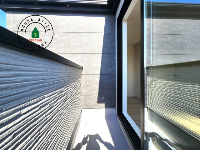 福岡市西区愛宕浜第1-3棟（3号棟）　の外観：施工例|風をしっかりと感じられるバルコニーでは、毎日が洗濯日和です。広々としているので洗濯も楽しくなるでしょうし、気分転換にバルコニーからの眺めを楽しむのもいいでしょう。