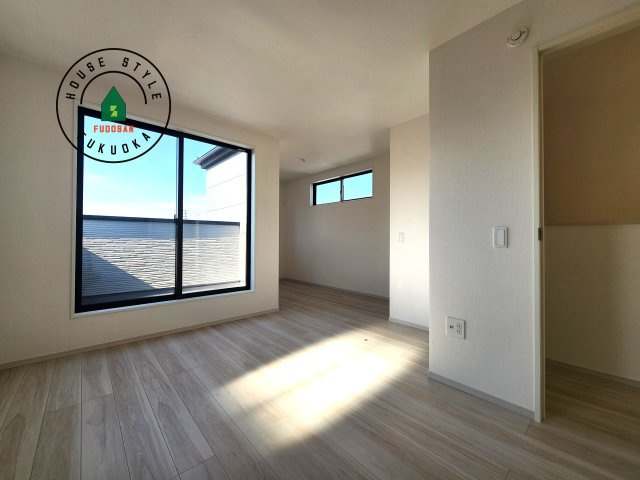 福岡市西区愛宕浜第1-3棟（3号棟）　の内観：施工例|採光良好な洋室は全居室、複層ガラスの遮熱効果と断熱効果で、一年中快適に過ごせます。