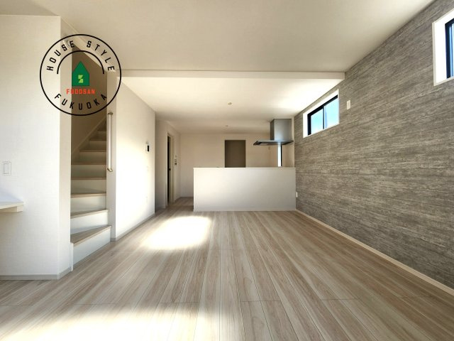 福岡市西区愛宕浜第1-3棟（3号棟）　の内観：施工例|キッチンからリビングをしっかり確認できます。家族の笑顔があふれる空間になりそうですね。