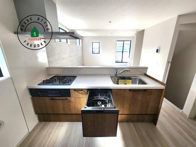 福岡市西区愛宕浜第1-3棟（3号棟）　の内観：施工例|ご家族を近くに感じられる対面キッチンのLDK。会話もはずみそうですね。