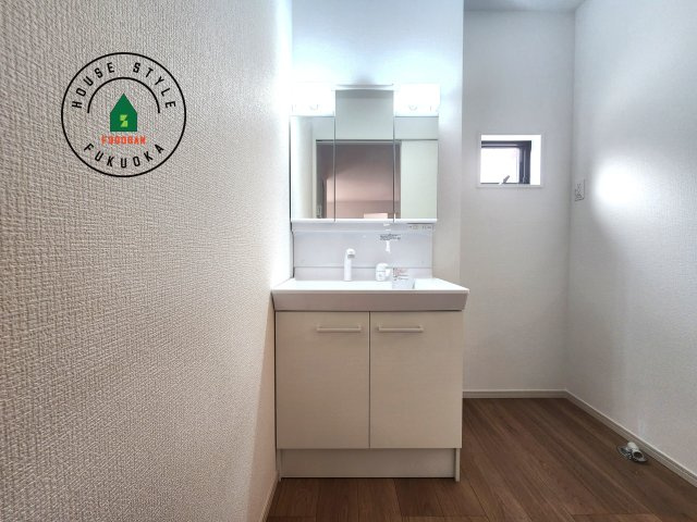 福岡市西区石丸3丁目第2-2棟（2号棟）　の独立洗面台|毎日使うものだから清潔な空間を保ちたい水回り。洗面にはそんな願いを解消させてくれる収納アイデアが満載です。三面鏡の裏側にはキャビネットが現れ小物から背の高い物まで収納できます。