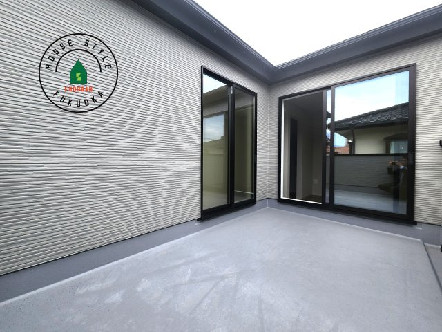 福岡市西区石丸3丁目第2-2棟（2号棟）　のバルコニー|風をしっかりと感じられるバルコニーでは、毎日が洗濯日和です。広々としているので洗濯も楽しくなるでしょうし、気分転換にバルコニーからの眺めを楽しむのもいいでしょう。