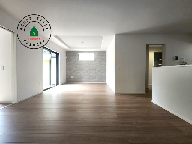 福岡市西区石丸3丁目第2-2棟（2号棟）　の居間・リビング|キッチンからリビングをしっかり確認できます。家族の笑顔があふれる空間になりそうですね。