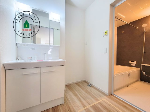 福岡市西区石丸3丁目第2-2棟（1号棟）　の内観：施工例|ゆとりの洗面スペースで朝の身支度もスムーズに。暮らしを快適に変えるシャワー付洗面台です！
