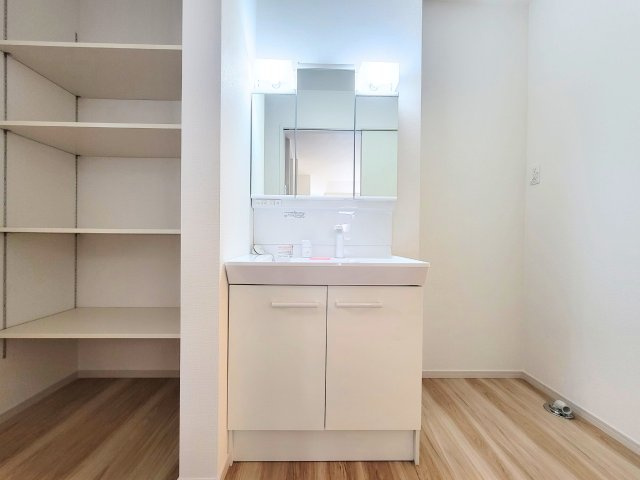 福岡市西区石丸3丁目第2-2棟（1号棟）　の内観：施工例|毎日使うものだから清潔な空間を保ちたい水回り。洗面にはそんな願いを解消させてくれる収納アイデアが満載です。三面鏡の裏側にはキャビネットが現れ小物から背の高い物まで収納できます。
