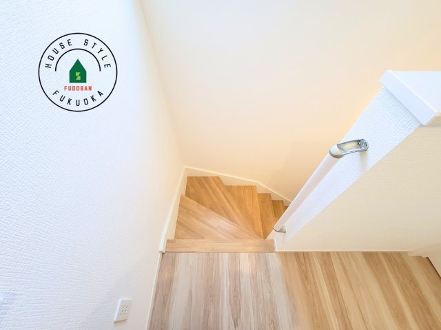 福岡市西区石丸3丁目第2-2棟（1号棟）　の内観：施工例|＜手すり付階段＞手すりがないと階段の昇り降りで危険なことはもちろん、壁に手をつきながら歩くことで壁紙が汚れやすくなります。すべての方に快適に昇り降りしていただくため、手すりを設置しました。