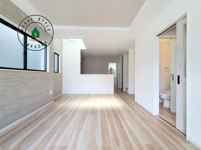 福岡市西区石丸3丁目第2-2棟（1号棟）　の内観：施工例|キッチンからリビングをしっかり確認できます。家族の笑顔があふれる空間になりそうですね。※家具はCGを合成したものです。