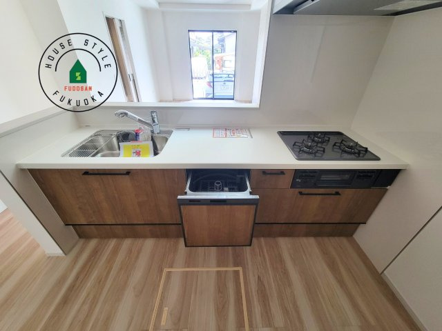 福岡市西区石丸3丁目第2-2棟（1号棟）　の内観：施工例|ご家族を近くに感じられる対面キッチンのLDK。会話もはずみそうですね。