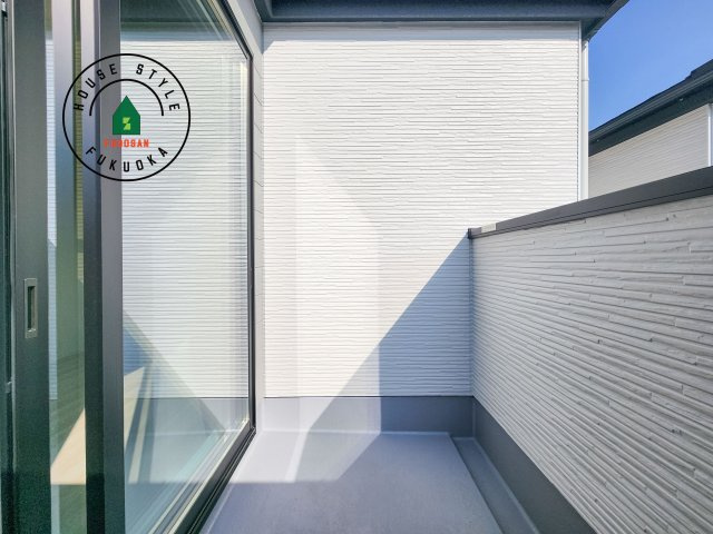 大野城市白木原4丁目第1-2棟（1号棟）　の外観：施工例|風をしっかりと感じられるバルコニーでは、毎日が洗濯日和です。広々としているので洗濯も楽しくなるでしょうし、気分転換にバルコニーからの眺めを楽しむのもいいでしょう。