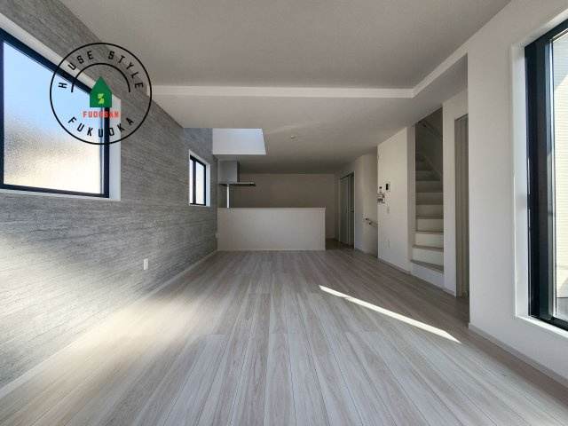 大野城市白木原4丁目第1-2棟（1号棟）　の内観：施工例|キッチンからリビングをしっかり確認できます。家族の笑顔があふれる空間になりそうですね。※家具はCGを合成したものです。