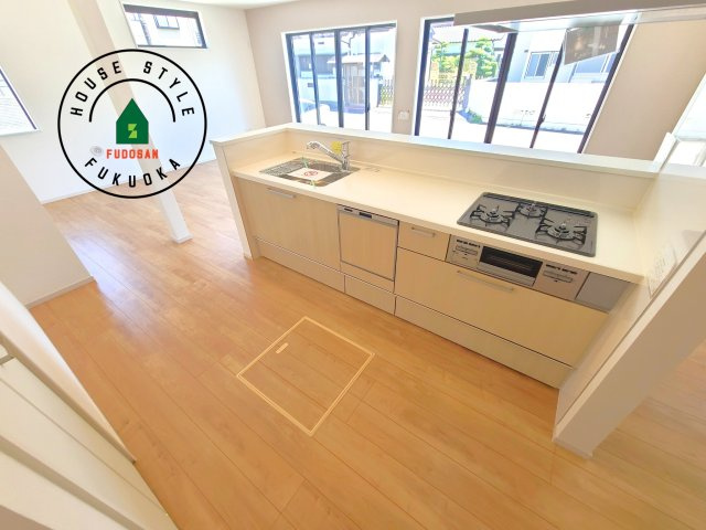 大野城市白木原4丁目第1-2棟（2号棟）　の内観：施工例|ダイニングテーブルへの配膳がラクラク、お料理はかどるカウンター付きシステムキッチン！