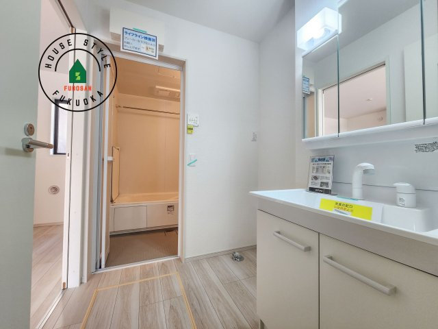 筑紫野市牛島第1-1棟（1号棟）　の脱衣所|ゆとりの洗面スペースで朝の身支度もスムーズに。暮らしを快適に変えるシャワー付洗面台です！