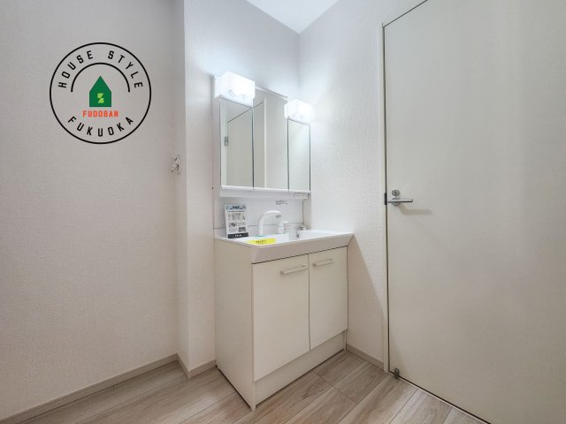 筑紫野市牛島第1-1棟（1号棟）　の独立洗面台|毎日使うものだから清潔な空間を保ちたい水回り。洗面にはそんな願いを解消させてくれる収納アイデアが満載です。三面鏡の裏側にはキャビネットが現れ小物から背の高い物まで収納できます。