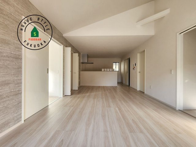 筑紫野市牛島第1-1棟（1号棟）　の居間・リビング|キッチンからリビングをしっかり確認できます。家族の笑顔があふれる空間になりそうですね。