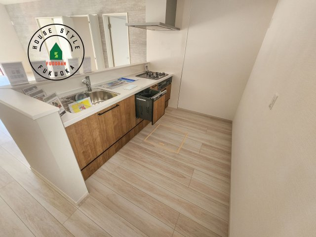 筑紫野市牛島第1-1棟（1号棟）　のキッチン|ダイニングテーブルへの配膳がラクラク、お料理はかどるカウンター付きシステムキッチン！