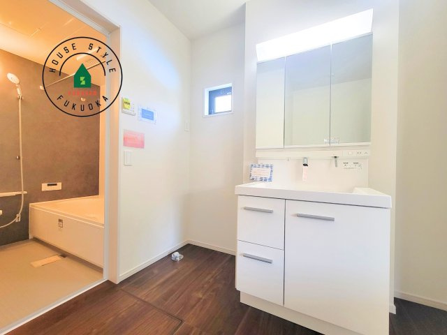 福岡市博多区浦田2丁目第1-1棟（1号棟）　の内観：施工例|ゆとりの洗面スペースで朝の身支度もスムーズに。暮らしを快適に変えるシャワー付洗面台です！