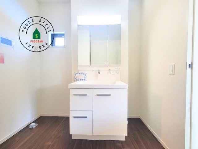 福岡市博多区浦田2丁目第1-1棟（1号棟）　の内観：施工例|毎日使うものだから清潔な空間を保ちたい水回り。洗面にはそんな願いを解消させてくれる収納アイデアが満載です。三面鏡の裏側にはキャビネットが現れ小物から背の高い物まで収納できます。