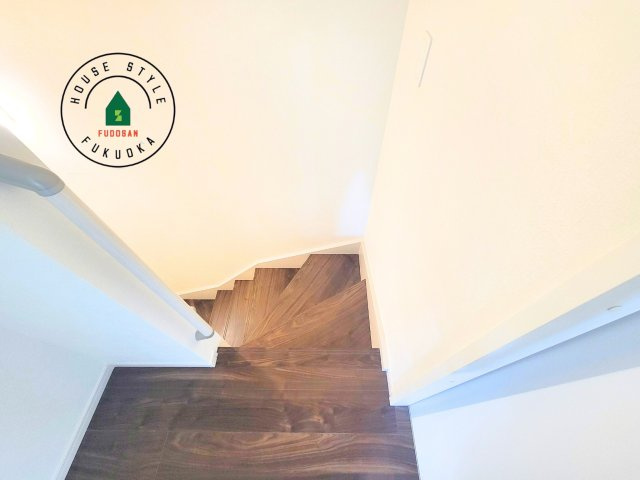 福岡市博多区浦田2丁目第1-1棟（1号棟）　の内観：施工例|＜手すり付階段＞手すりがないと階段の昇り降りで危険なことはもちろん、壁に手をつきながら歩くことで壁紙が汚れやすくなります。すべての方に快適に昇り降りしていただくため、手すりを設置しました。