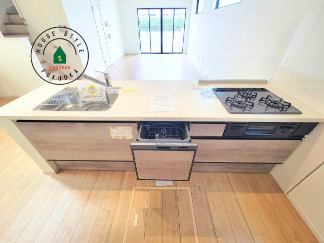 福岡市博多区浦田2丁目第1-1棟（1号棟）　の内観：施工例|ご家族を近くに感じられる対面キッチンのLDK。会話もはずみそうですね。