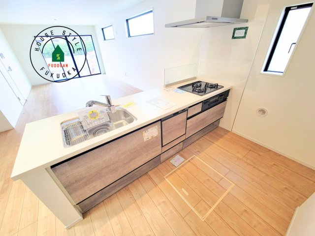 福岡市博多区浦田2丁目第1-1棟（1号棟）　の内観：施工例|ダイニングテーブルへの配膳がラクラク、お料理はかどるカウンター付きシステムキッチン！