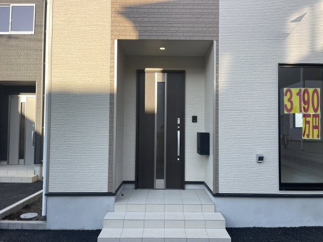 クレイドルガーデン宇都宮市川田町第６　新築一戸建ての玄関|明るい玄関です