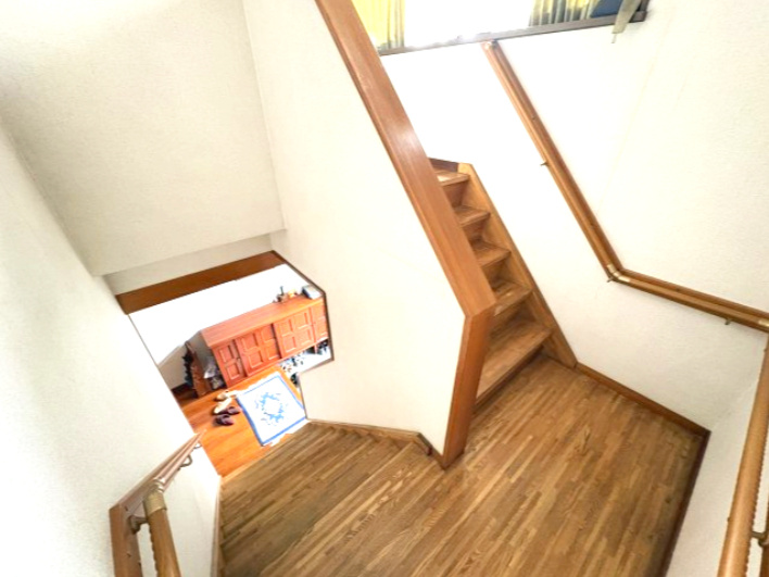 芳賀郡茂木町中古戸建　店舗併用住宅♪の内装|踊り場階段