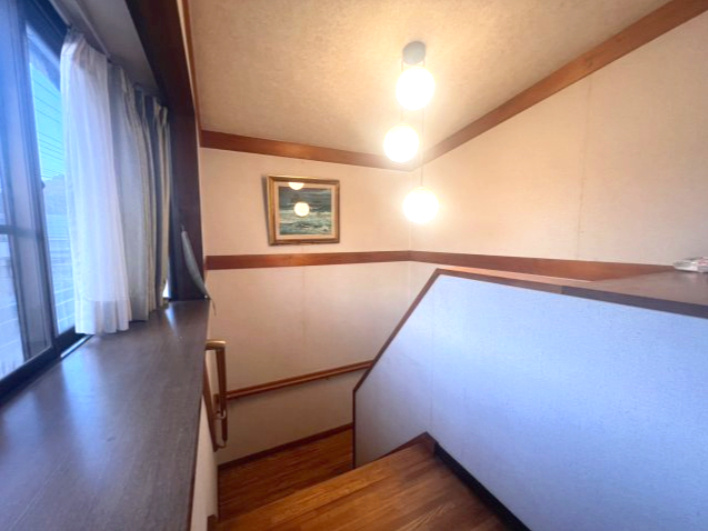 芳賀郡茂木町中古戸建　店舗併用住宅♪の内装|踊り場階段