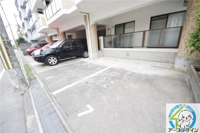 ジュネス西明石の駐車場