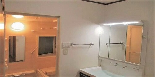 扇２丁目戸建の洗面所|３面鏡付洗面台　※2025年9月撮影