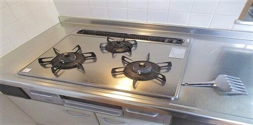 扇２丁目戸建の設備|3口ガスコンロ・グリル　※2025年9月撮影