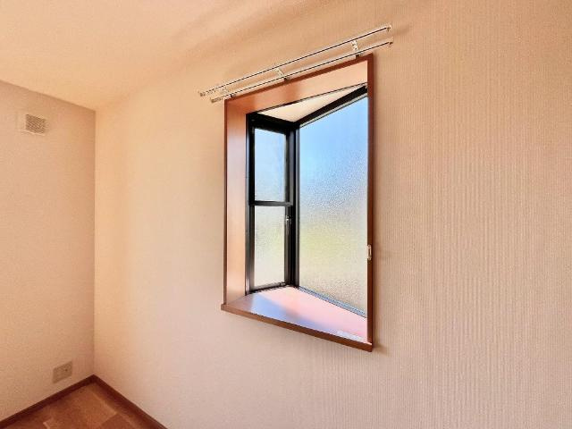 アランチーノの内装|角部屋なので出窓があります