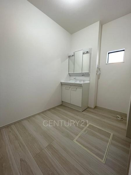 前橋市東善町１期２号棟の独立洗面台|三面鏡付きの洗面台には鏡の裏に収納があり、すっきり片付けられます。
洗髪も可能な伸縮機能つきシャワーヘッドです。