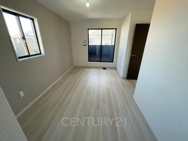 前橋市東善町１期２号棟の寝室|２面採光の明るい洋室です。