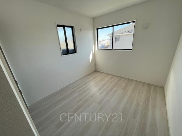 前橋市東善町１期２号棟の子供部屋|２面採光の明るい洋室です。