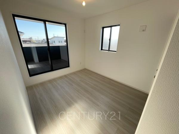 前橋市東善町１期２号棟の子供部屋|２面採光の明るい洋室です。