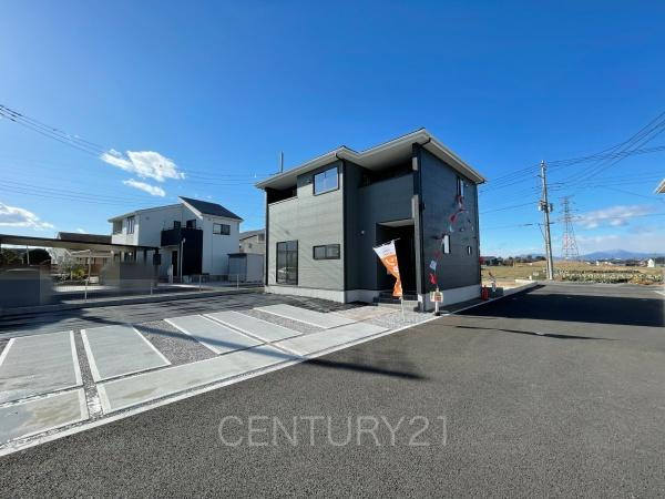 前橋市東善町１期２号棟の前面道路含む現地写真|並列駐車可能な駐車場スペースです。