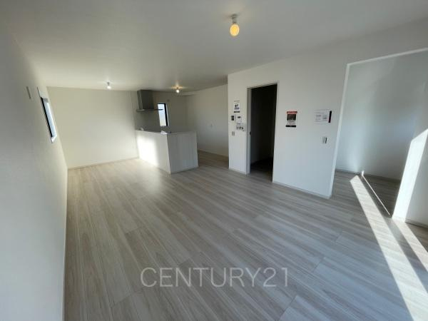 前橋市東善町１期２号棟の居間・リビング|大きいソファーがおける広々リビング